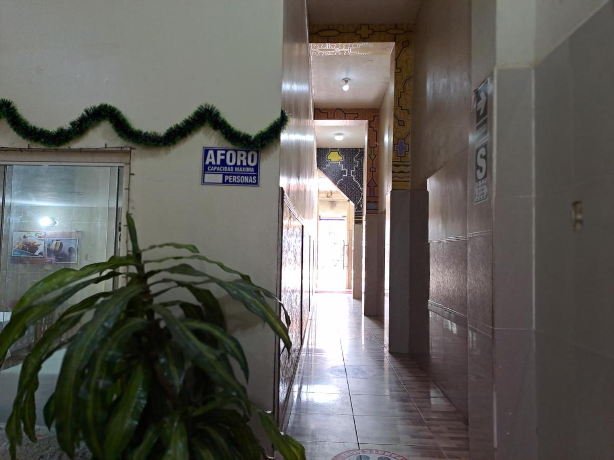 Hotel Hospedaje El Emperador à Pucallpa Extérieur photo