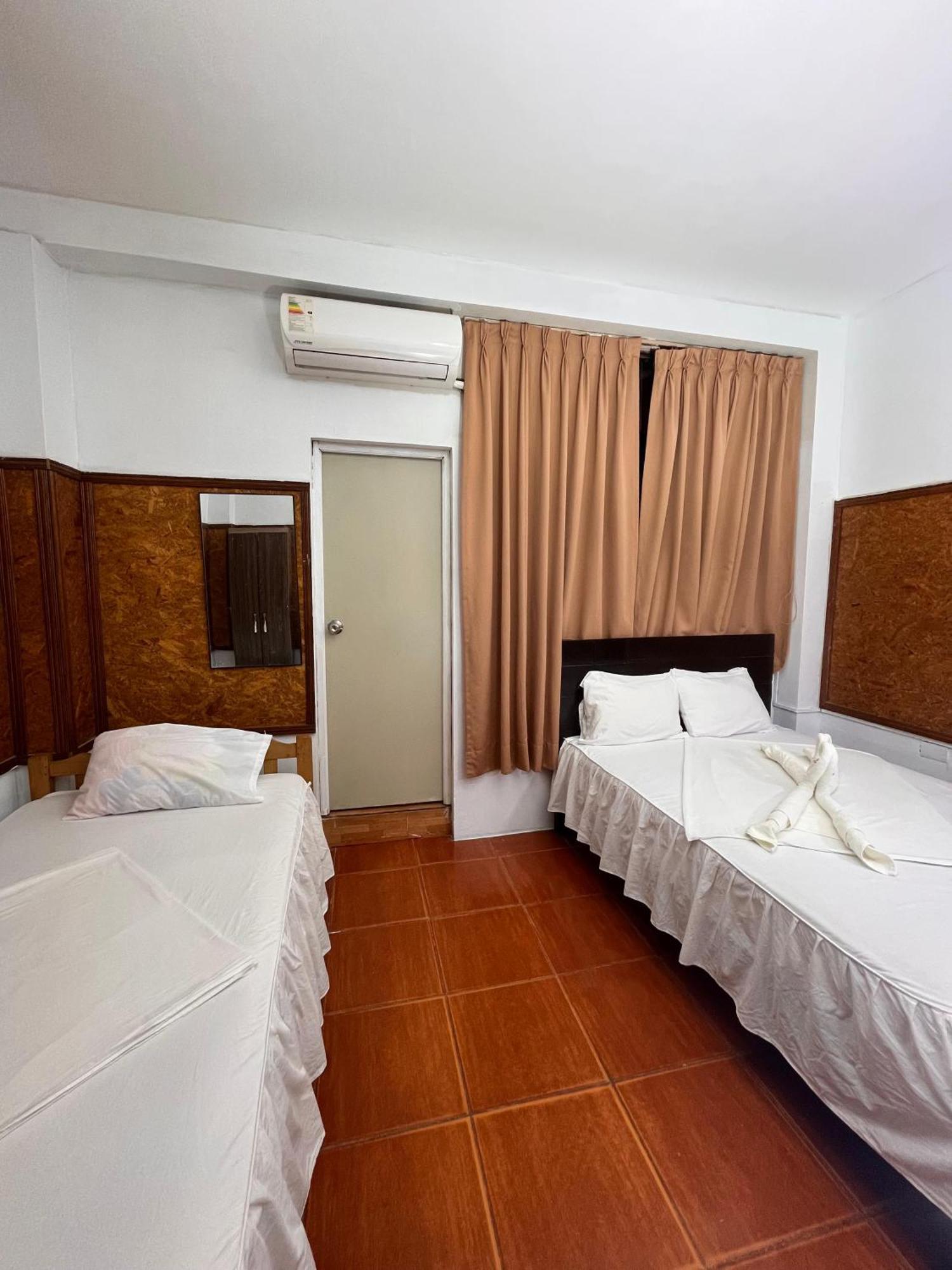 Hotel Hospedaje El Emperador à Pucallpa Extérieur photo